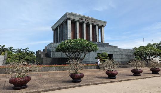 Mausoleo Ho Chi Minh.jpg
